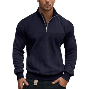Detailopname van de jacquard gebreide textuur en de kwart rits op dit marineblauwe sweatshirt