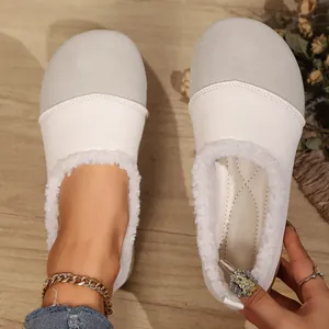 Nahaufnahme warmer, gefütterter Damen-Loafer mit weichem Fellfutter und runder Kappe