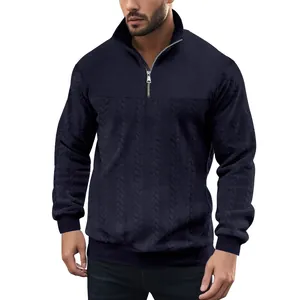 Detail van een navy heren sweatshirt met halve rits en een combinatie van diverse breipatronen