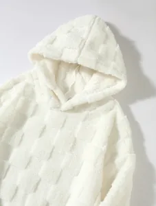 Detailansicht eines weichen weißen Lammwoll-Hoodies mit Relief-Schachbrettmuster-Textur