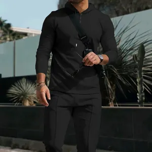 Λεπτομέρεια από μαύρο ανδρικό casual σετ με κουκούλα από ύφασμα βάφλα με κουμπιά