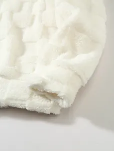 Detailansicht der weichen weißen Lammwoll-Vlies-Struktur eines gemütlichen Winter-Hoodies