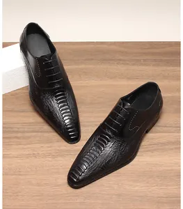 Détail de chaussures de ville pour hommes en cuir avec texture crocodile élégante et bout pointu