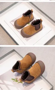 Draufsicht auf braune Kinder-Winterstiefel aus Wildleder mit warmem Bären-Stickerei