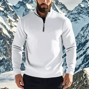 Detailansicht des weißen Fleece-Sweatshirts mit Reißverschluss für Herren vor Bergen