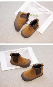 Detailansicht warmer brauner Kinder-Winterstiefel mit niedlicher Bärenstickerei