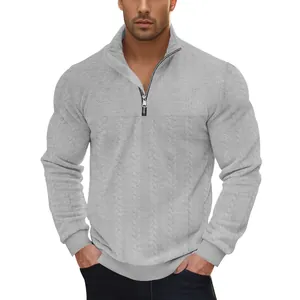 Gedetailleerde weergave van een heren jacquard sweatshirt met halve rits en een opstaande kraag.
