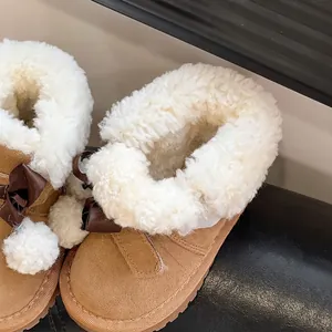 Stivali da neve marroni per bambina con calda fodera in ecopelliccia bianca e pompon invernali