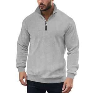 Detailopname van een grijze jacquard herensweatshirt met rits en een casual losse pasvorm