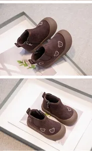 Detailansicht brauner Kleinkinderstiefel mit Bärenstickerei und warmem Fleecefutter.