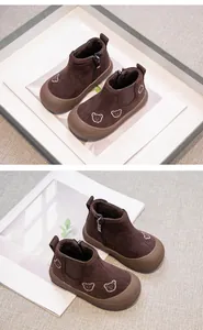 Detailsicht von warmen, gefütterten braunen Baby-Winterstiefeln mit Bärenstickerei