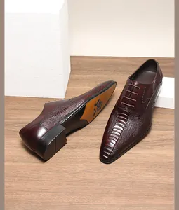 Vue détaillée des chaussures de ville en cuir bordeaux pour hommes à motif crocodile