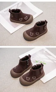 Detailansicht brauner Kleinkinder-Winterstiefel mit Plüschfutter und Bärenstickerei