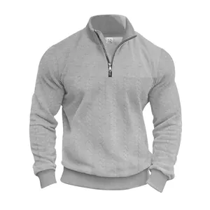 Gedetailleerd overzicht van grijze heren sweatshirt met kwart rits en jacquardpatroon