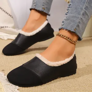 Detailansicht schwarzer gefütterter Damen-Loafer mit weichem Leder und runder Kappe.