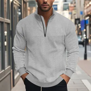 Gedetailleerde weergave van grijze herensweatshirt met kwartrits en jacquard textuur.