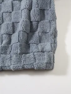 Detailansicht von blaugrauem, kariertem Lammwollstoff mit weicher und flauschiger Textur