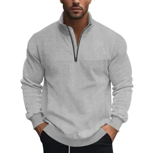 Detail van grijs heren sweatshirt met kwartrits en een getextureerd jacquardpatroon