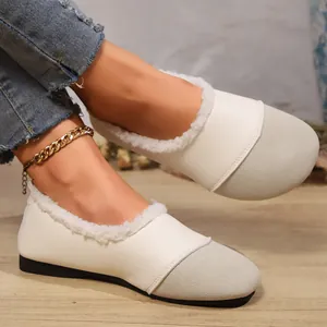Detailansicht von Retro-Loafers mit weißem Leder, grauer Wildlederkappe und Kunstfellfutter.