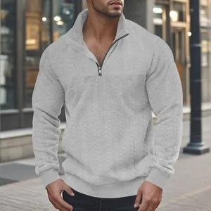 Detail van grijze heren jacquard sweater met opstaande kraag en korte ritssluiting