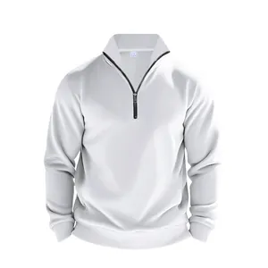 Nahaufnahme eines weißen Herren-Sweatshirts mit Viertelreißverschluss und Stehkragen