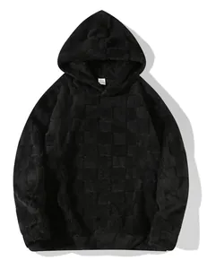 Detailaufnahme eines schwarzen Oversize-Sherpa-Fleece-Hoodies mit geprägtem Karomuster