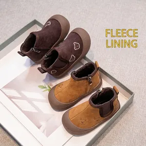 Warme, mit Fleece gefütterte Winter-Stiefeletten für Kleinkinder mit Bärenstickerei.
