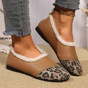 Nahaufnahme warmer Retro-Slipper für Damen mit Leopardenmuster und Kunstfellfutter