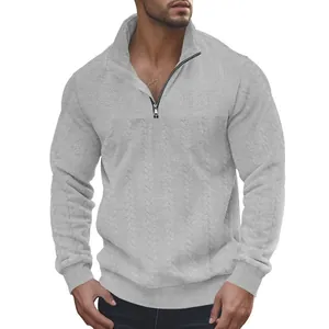 Detail van grijze herensweatshirt met kwartrits en jacquardgebreid patroon en hoge kraag