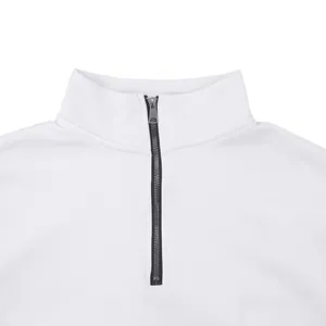 Detailansicht eines weißen Herren-Stehkragen-Sweatshirts mit Metallreißverschluss