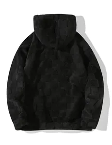Rückansicht eines schwarzen Fleece-Hoodies mit geprägtem Karomuster für den Winter
