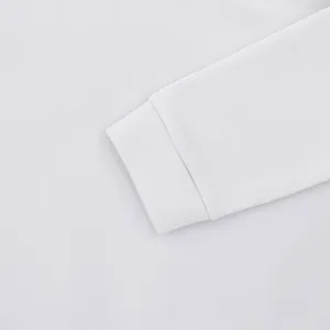 Detailaufnahme eines weißen schweren Sweatshirt-Bündchens mit Stoffstruktur-Ansicht.