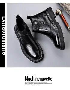 Vue de dessus de bottines Chelsea en cuir noir pour hommes avec fermetures éclair et semelles.