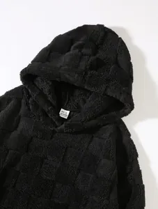 Nahaufnahme eines schwarzen strukturierten Fleece-Kapuzenpullovers mit weichem Stoff