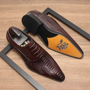 Chaussures de ville de luxe bordeaux pour hommes avec texture crocodile et bout pointu