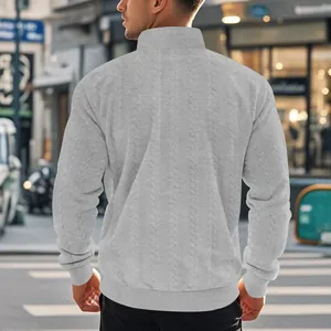 Gedetailleerd achteraanzicht van grijze heren jacquard sweatshirt met kabelpatroon