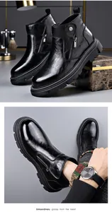 Vue détaillée des bottines Chelsea en cuir noir pour hommes avec fermeture éclair latérale