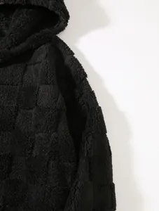 Detaillierte Makroaufnahme eines schwarzen Sherpa-Hoodies mit einzigartigem Gittergewebe