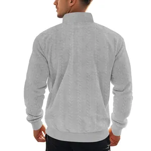 Achteraanzicht van een grijs zwaar heren sweatshirt met opstaande kraag en jacquard textuur.