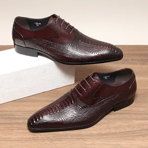 Chaussures habillées en cuir gaufré crocodile bordeaux pour hommes, bout pointu