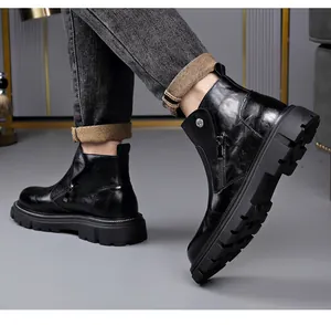 Vue latérale de bottines Martin en cuir noir avec zips latéraux et semelles épaisses