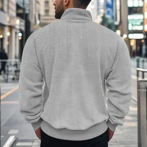 Achteraanzicht van grijze zware jacquard heren sweater met opstaande kraag in stadsbeeld