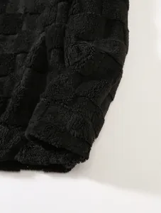 Detailansicht eines schwarzen Fleece-Hoodies mit geprägter Schachbrett-Struktur