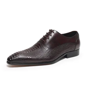 Chaussures habillées classiques en cuir marron pour hommes avec motif crocodile