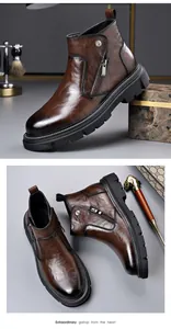 Vue détaillée de bottines Chelsea pour hommes en cuir marron avec fermeture éclair latérale.
