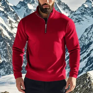 Nahaufnahme eines roten Herren-Fleece-Sweatshirts mit halbem Reißverschluss vor Bergen