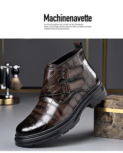 Detalle de bota Chelsea marrón con patrón de cocodrilo y doble hebilla