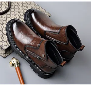 Détail de bottines Chelsea en cuir marron pour hommes avec fermeture éclair et semelle