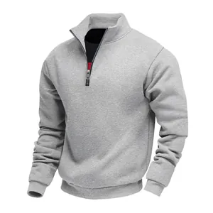 Vue détaillée d'un sweat-shirt gris à quart de zip pour homme avec col montant et tissu polaire