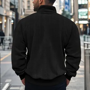 Achteraanzicht van een zwaar zwart jacquard sweatshirt voor heren met opstaande kraag